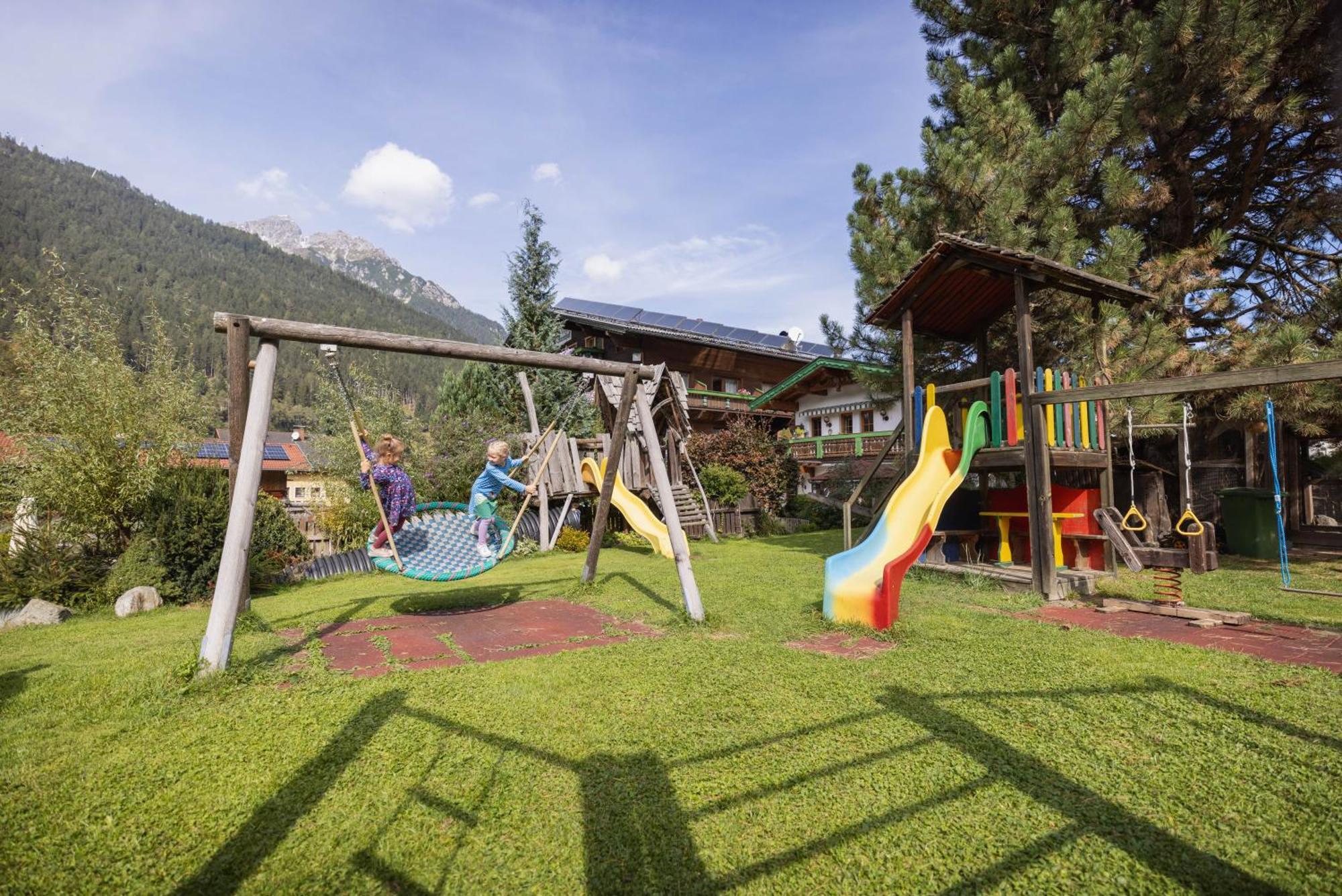 Familien- & Vitalhotel Auenhof Fulpmes Buitenkant foto